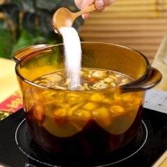 Trút hết vào nồi nước riêu, nêm 1/2 muỗng cà phê muối, 1/2 muỗng cà phê Bột ngọt AJI-NO-MOTO®, 1 muỗng canh đường, 1 muỗng canh Hạt nêm Aji-ngon® (Heo), 1 muỗng canh nước mắm, khuấy đều, đợi sôi, tắt lửa.