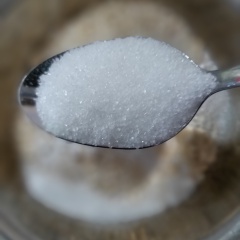 Lấy 1 cái thau sạch, cho yến mạch, muối, đường, baking soda vào. Dùng muỗng trộn đều.