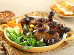 Trình bày cút chiên bơ ra dĩa, dùng kèm với rau răm, dưa leo và ít đồ ngâm chua.Dùng bánh mì chấm với nước sốt ăn kèm cũng rất ngon.
