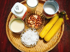 Đậu phộng đem rang ở lửa nhỏ cho chín vàng thơm thì tắt bếp. Để cho đậu phộng nguội hoàn toàn sau đó xát sạch vỏ rồi đem đập dập.