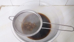 Pha nước xì dầu: Cho đường, nước, xì dầu, rượu và hành tây vào nồi rồi bật bếp cho sôi thì hạ lửa nhỏ. Để âm ỉ khoảng 8 phút rồi tắt bếp. Lọc hỗn hợp qua rây lọc. Bỏ bã, chỉ lấy phần nước xì dầu.