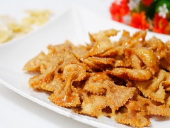 Bim bim nui chiên giòn tan đơn giản, nhanh làm. Chỉ cần nguyên liệu nui mua sẵn đem chiên chín phồng giòn rụm rồi trộn cùng caramel cho áo bên ngoài là có thể dùng. Nếu không thích caramel bạn có thể lắc với bột phô mai hay bột xí muội đều tuyệt.