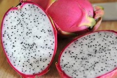 Thanh long cắt làm đôi, dùng muỗng múc phần ruột thanh long cho vào máy xay, thêm đường trắng, nước cốt dừa, nước cốt chanh vào, xay nhuyễn.