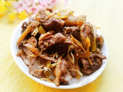 Vịt kho gừng cay thơm khá quen thuộc với bữa cơm của gia đình bạn. Thịt vịt có tính hàn, kết hợp với gừng có tính nhiệt giúp món ăn cân bằng hài hòa, phát huy tốt giá trị dinh dưỡng của nó. Ngoài ra, việc dùng dùng sẽ giúp khử đi mùi hôi khó chịu của vịt nữa đấy!