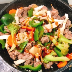 Cho nấm vào cuối cùng, cho 2 muỗng canh dầu hào vào chảo, trộn đều, tắt bếp.