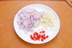 Chuẩn bị nguyên liệu. Hành tím, và tỏi bóc vỏ lụa, bằm nhỏ. Ớt thái khoanh tròn.