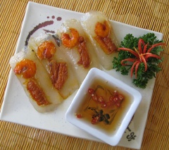 Hấp bánh: Bắc nước sôi trên lửa vừa. Khi nước sôi lớn, đặt bánh lên xửng hấp trong vòng 25 phút là bánh chín trong. Còn nếu muốn trữ bánh tủ lạnh, chỉ cần hấp 15-20p rồi cất đi. Hôm sau bạn hấp lại cũng 20p thì bánh sẽ trong lại nhé.