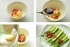 Tỏi băm nhỏ, ớt cắt nhỏ cho vào chén, thêm 2 muỗng canh nước tương, 1 muỗng canh giấm gạo, 2gr đường vào trộn đều. Làm nóng dầu trong chảo trên bếp rồi đổ vào chén nước sốt khuấy đều rưới lên trên đĩa đậu bắp.