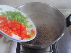 Nêm vào 1 muỗng canh dầu hào, 1 muỗng canh rượu nấu ăn, 1 muỗng canh nước tương, đảo đều tay rồi thêm 1 chén nước lọc vào, đun sôi. Sau đó cho ớt chuông xanh và đỏ vào xào cùng. Nêm chút muối và tiêu cho vừa miệng. Hòa tan bột bắp với chút nước, rồi rót từ từ vào nồi thịt băm, vừa rót vừa khuấy đều. Khi sốt thịt băm sệt lại thì tắt bếp.