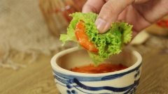 Mắm tôm chua Huế tự làm ở nhà vừa có vị thơm ngon hấp dẫn, vừa an toàn hợp vệ sinh. Các bạn đừng bỏ lỡ công thức này nha. Sau thời gian tôm chín là cả gia đình bạn có thể thưởng thức mắm tôm chua kèm với thịt luộc cuốn bánh tráng rồi nè. Vị cay nồng và thơm của tỏi ớt, riềng và gừng hòa quyện vị ngọt dai của tôm, vị mặn ngọt đậm đà của nước mắm sẽ khiến bạn mê mẩn hoài món này đó.