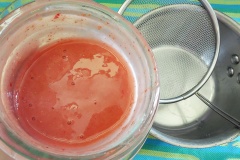 Syrup dâu: dâu tây bỏ cuống, rửa sạch rồi cho vào máy xay nhuyễn mịn và lọc qua rây cho mượt. Sau đó, cho dâu xay vào nồi, bắt lên bếp, thêm đường, 60ml nước, 1 muỗng nước cốt chanh vào và nấu sôi 10 phút đến khi hỗn hợp sệt lại là được.