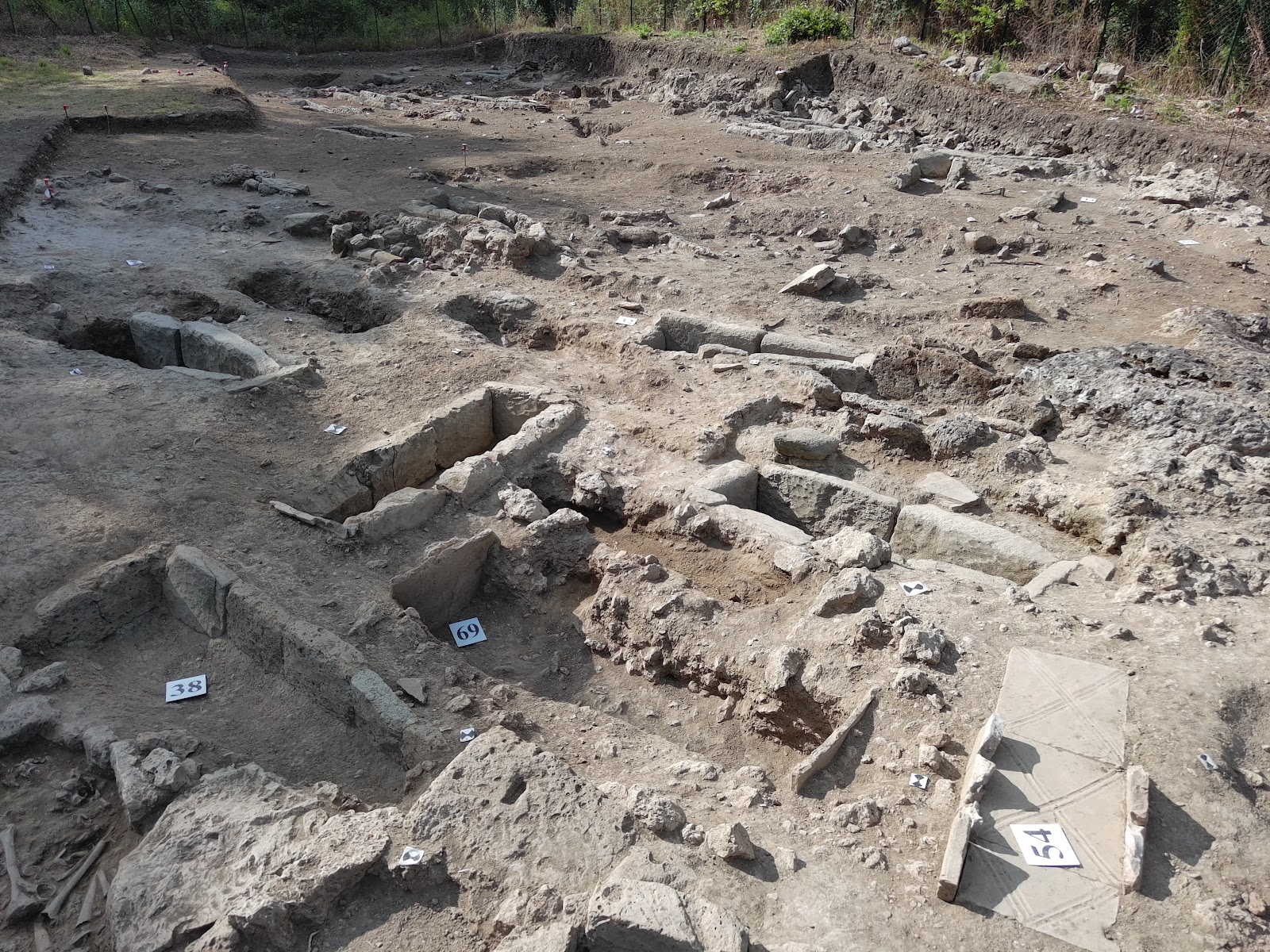 Scavi e ricerche nella necropoli e nella villa-vicus di Castel Sozzio (Civitella D’Agliano, VT)