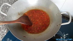 Chuẩn bị 1 cái chảo, cho 1 ít dầu vào, cho hành tím đã cắt lát vào phi vàng. Sau đó cho cà chua vào đảo đều, tiếp theo cho 1/2 chén nước vào, đợi sôi lại, rồi cho đường, bột ngọt, muối, tương ớt, sa tế, hạt nêm (phần gia vị chuẩn bi bên trên), quấy cho tan hết gia vị, để lửa vừa, nấu cho hơi sệt lại để kho cá nhé, khi hỗn hợp hơi sệt lại thì bạn có thể tắt bếp được rồi.