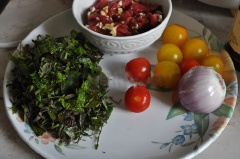 Thịt bò xay hoặc băm nhuyễn, nêm 1/1 muỗng canh dầu ăn, 1 muỗng cà phê nước tương. Tía tô rửa sạch, cắt nhỏ.
