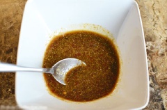 Đầu tiên, cho lần lượt nước tương, bột nghệ, bột thì là, bột mùi, tương ớt, muối, chanh vắt lấy nước, sốt đậu phộng vào 1 cái chén, khuấy đều.