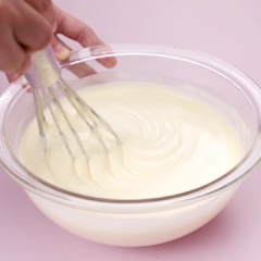 Cho vào chén 14gr bột gelatin, thêm 4 muỗng canh nước lạnh, ngâm 15 phút. Cho vào lò vi sóng 30s cho gelatin tan chảy. Cho vào gelatin hỗn hợp cốt bánh sữa chua, trộn thật đều để gelatin hòa quyện. Đổ hỗn hợp này vào khuôn sau khi phần để bánh đã cứng lại. Bọc khuôn bằng màng bọc thực phẩm và để ngăn mát tủ lạnh 4 tiếng.