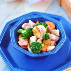 Bánh gạo chiên xào xúc xích cá ngừ và rau củ là món ăn khá mới lạ khá đầy đủ dinh dưỡng. Bánh gạo chiên giòn dai, xúc xích béo sần sật cùng rau củ giàu vitamin với chất sơ. Có thể dùng ăn riêng mà không cần cơm nhé!