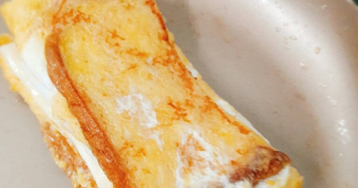 Ăn sáng với bánh mì sandwich kẹp trứng và phomai