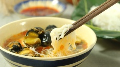 Đúng với cái tên "bún ốc nguội", khi ăn bạn gắp một ít bún chấm vào nước dùng đã để nguội, rồi gắp thêm miếng ốc ăn kèm. Để ngon hơn và không ngán, bạn có thể ăn bún ốc nguội kèm với một ít rau sống hay vài lát ớt cay thơm. Thịt ốc giòn sựt, quyện cùng vị cay cay của sa tế, cùng vị thanh mát chua chua của nước dùng, tất cả quyện vào nhau như xua đi cái nóng mùa hè oi ả.