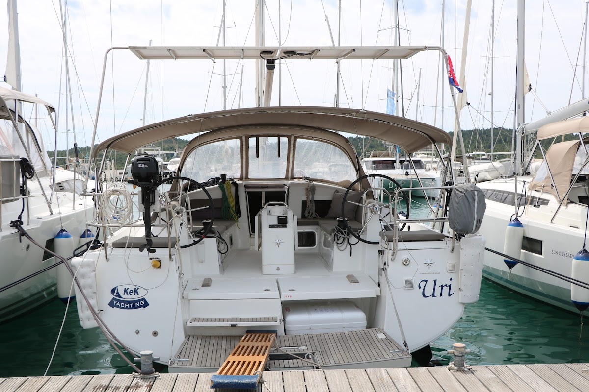 Uri, Sun Odyssey 440, stern view