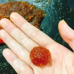 Khi nước gần cạn vặn lửa vừa, cho mật ong và nước cốt chanh vào đảo đều đến khi cạn nước, có thể vo viên được.