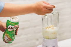 Lần lượt cho vào thịt dừa, 100ml sữa tươi, 10ml sữa đặc, 100g sữa bột vào máy xay sinh tố và xay nhuyễn.