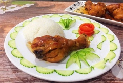 Cho gà rô ti ra đĩa, dùng với cơm nóng rất ngon. Đùi gà rô ti nước dừa là món ăn tuyệt hảo cho bữa cơm gia đình. Đùi gà nhiều thịt, dai béo hấp dẫn, ngấm đều gia vị sốt quánh đặc áo đều trông bóng bẫy, ngon miệng.
