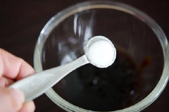 Cho dầu hào với nước mắm, đường và chút nước lọc vào chén, hòa cho đường tan.
