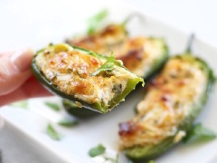 Ớt Jalapeno nhồi phô mai nướng thơm lừng, béo ngậy xen chút vị cay nồng rất hấp dẫn và ngon. Hãy thử làm ngay món này và cảm nhận mùi vị hấp dẫn từ đó nhé. Chúc bạn thành công và ngon miệng!