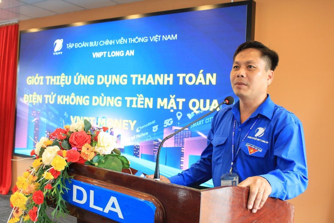 Đ/c Thái Huỳnh An - báo cáo viên giới thiệu ứng dụng VNPT Money đến các bạn đoàn viên, sinh viên Nhà trường