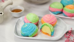 Trung thu sắp tới rồi, nếu bạn muốn một món gì đó mới lạ hơn, bánh trung thu cầu vồng sẽ là một sự lựa chọn hoàn hảo cho bạn thưởng trăng và nhấm trà đấy. Vị ngọt nhẹ từ nhân đậu xanh và lớp vỏ giòn rụm nhiều màu sắc sẽ giúp bạn có một mùa trung thu ấm áp hạnh phúc bên gia đình bé nhỏ của bạn đấy.