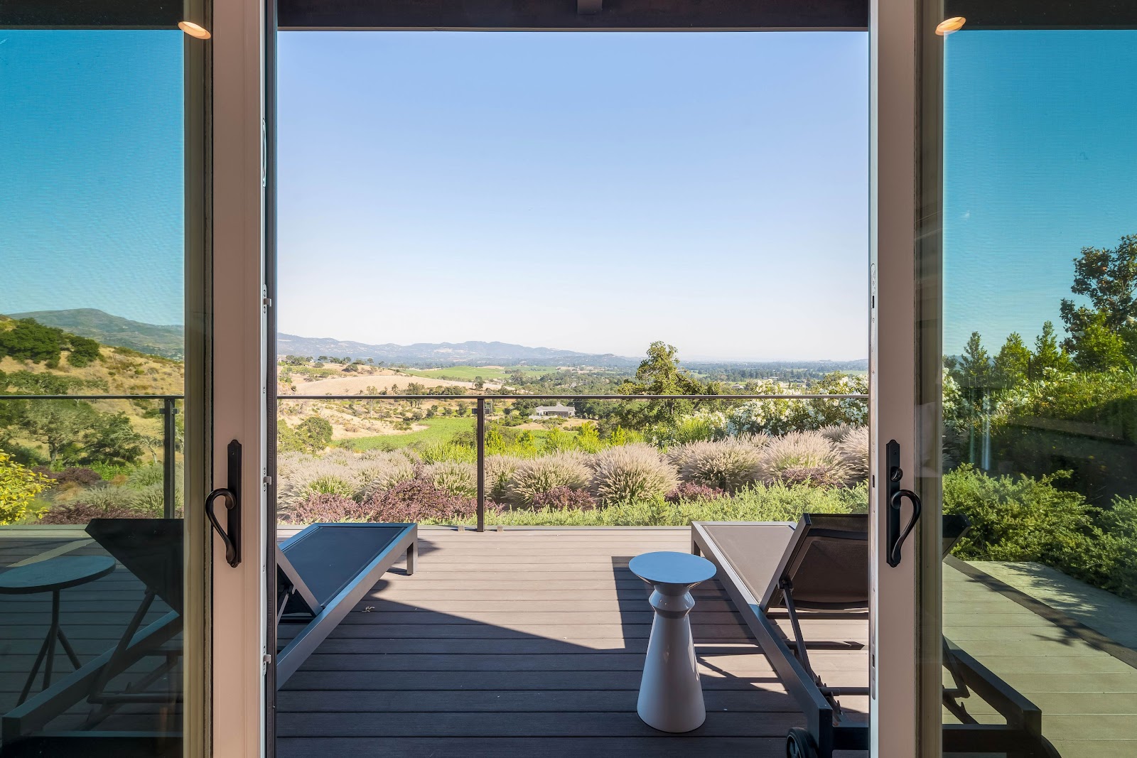 Napa, California, USA — 4-Bed Farmhouse With Fireplace 3