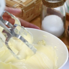 Kem phô mai: Cho 100gr kem phô mai(Creamcheese) và 50gr sữa đặc vào tô, dùng máy đánh trứng đánh cho kem phô mai hòa quyện vào sữa đặc, thêm tiếp 50ml kem whipping, đánh tốc độ nhỏ vừa đến khi kem mịn mượt, có chóp mềm. Cho kem vào túi bắt kem, bảo quản ngăn mát.