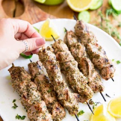 Thịt nướng chua cực thơm, màu sắc hấp dẫn, bắt mắt khiến chúng ta khó lòng kìm lại được đâu đấy. Cách làm món này lại khá đơn giản và dễ nên chị em đứng ngại mà hãy lưu công thức lại nhé.