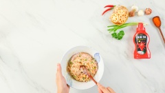 200gr tôm bóc vỏ, rửa sạch, cắt riêng phần đuôi, băm nhuyễn phần thịt. 50gr củ sen băm nhuyễn, 20gr hành lá cắt nhỏ. Cho tất cả nguyên liệu đã băm nhuyễn vào tô cùng 100gr giò sống, thêm 1/2 muỗng cà phê đường, 1 muỗng cà phê hạt nêm, 1/2 muỗng cà phê tiêu, 1/2 muỗng cà phê ớt bột, 1 muỗng cà phê dầu hào và cuối cùng là 20gr bột bắp. Trộn đều lên và để ướp khoảng 15 phút.