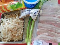 Thịt heo rửa sạch, để ráo, cắt miếng và cho vào ngăn đá tủ lạnh 40 phút rồi lấy ra xay nhuyễn thành giò sống. Bì heo ngâm với chút giấm, muối khoảng 15 phút rồi bóp thât kĩ và rửa lại nhiều lần để không còn mùi hôi rồi xắt sợi.