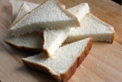 Bánh mì sandwich cắt làm đôi tạo thành hình tam giác hoặc hình chữ nhật.