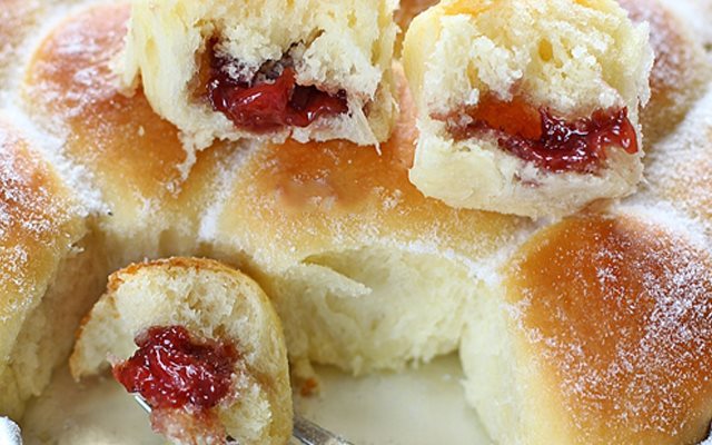 Bánh Mì Ngọt Nhân Mứt Dâu