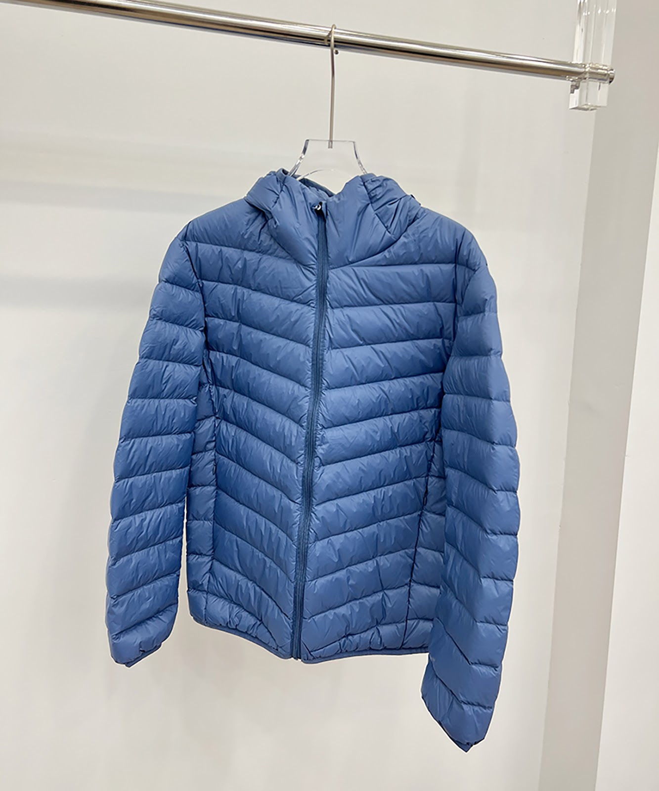 Lightweight men's down jacket, short, with hood
