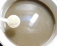 Nêm 1 muỗng canh hạt nêm, dùng đũa khuấy đều và đặt lên bếp đun lửa vừa để nồi canh đóng gạch.