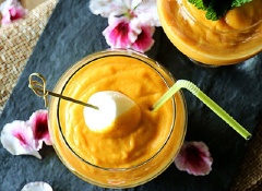 Rót sinh tố ra ly, thưởng thức. Nếu bạn không thích uống lạnh có thể không cho đá viên vào lúc xay.