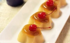 Sau đó lấy khuôn pudding cà phê trong tủ lạnh ra và thêm hỗn hợp mới nấu xong vào đầy khuôn. Để nguội, cho vào tủ lạnh để đông cứng, lấy ra dùng lạnh, trang trí tùy thích.