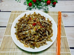 Với nhà mình, chỉ cần đĩa cá cơm chiên tỏi ớt, thêm bát cơm trắng dẻo nóng hổi nữa là ngon lắm rồi. Nếu chế biến món ăn này, các nàng nhớ nấu dư dư cơm ra tí xíu nhé, kẻo tốn cơm lắm đó. Chúc các bạn thành công!