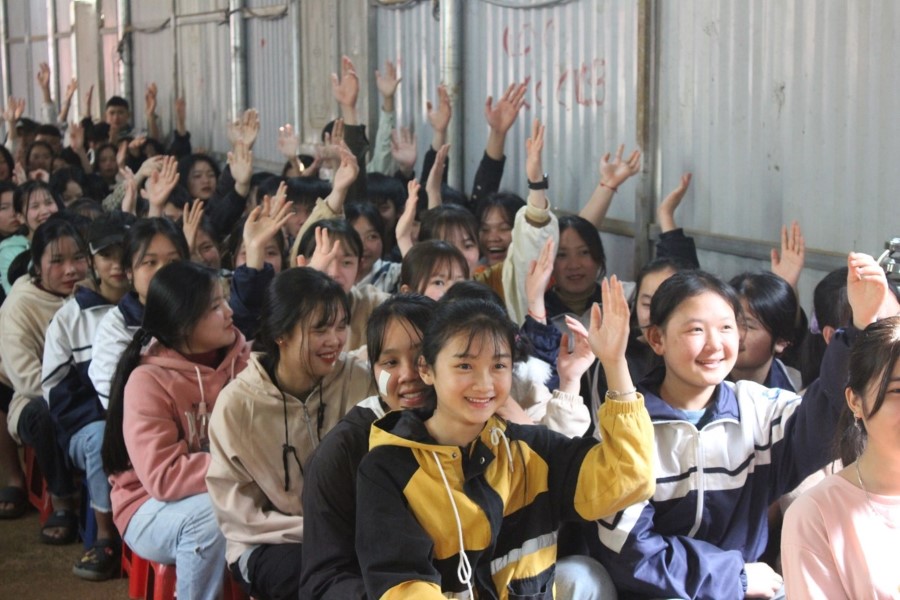 Bộ môn Quản trị kinh doanh, Khoa Kinh tế tổ chức tư vấn hướng nghiệp và phát triển kỹ năng mềm cho học sinh tại Trường THPT Mộc Hạ, huyện Vân Hồ, tỉnh Sơn La