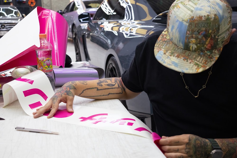 Equipo Hydrographarts trabajando en el taller 19 — taller de car wrap, PPF y detailing Hydrographarts en Estado de México