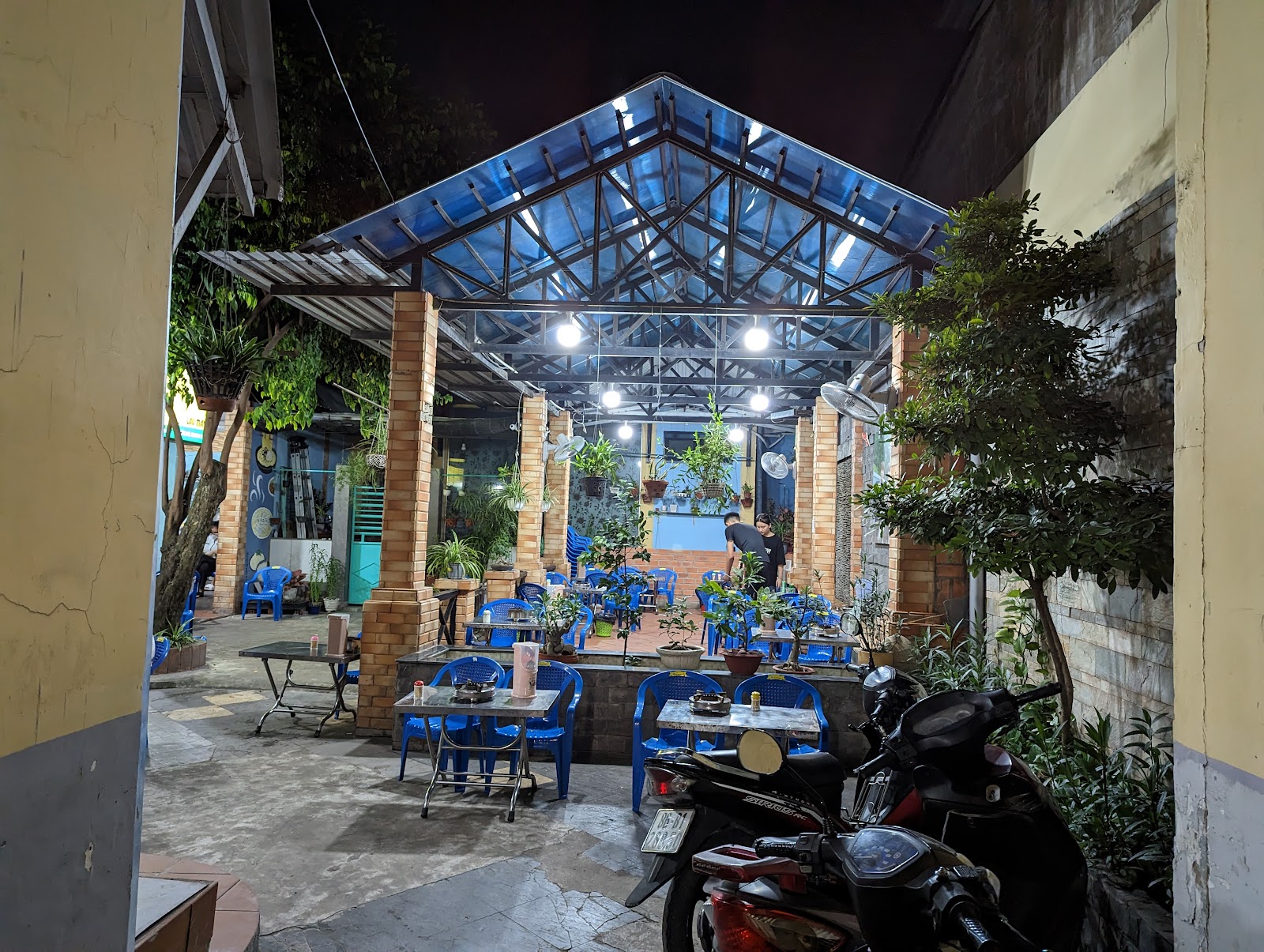 Lẩu May – Lẩu gà lá é