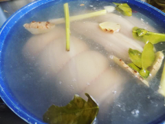 Thịt ba chỉ cạo rửa sạch, cuộn tròn cột chặt. Nấu 1 nồi nước sôi có 1 khúc sả đập dập, 1 củ hành tây cắt nhỏ, 1 muỗng canh muối, 1 muỗng canh nước cốt chanh và vài lá chanh nấu sôi, cho thịt vào luộc 30-35 phút. Chú ý thịt cần luộc chín nhưng đừng luộc quá chín sẽ làm mất độ giòn của thịt kém ngon. Sau khi thịt luộc chín vớt ra rổ rửa xả qua nước lạnh. Để nguội hoàn toàn.