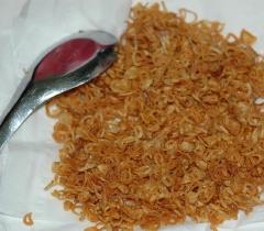 Làm nóng dầu ăn, để lại khoảng 2 muỗng canh. Cho hành tím cắt lát vào phi vàng. Để lại 2 muỗng canh dầu phi hành trong chảo, cho thịt heo bằm vào xào cùng với nấm mèo, nấm hương. Cho hạt nêm và tiêu, trộn đều. Khi thấy thịt chín săn lại thì tắt bếp.