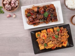Trình bày món ăn ra dĩa, rắc thêm ít mè trắng lên dể món ăn đẹp mắt hơn. Đậu hủ sốt tỏi có thể dùng với cơm nóng thì ngon không kể siết.