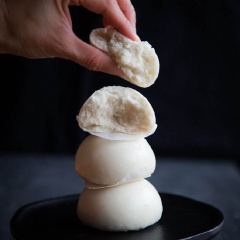 Vậy là chúng ta có thể thưởng thức bánh được rồi. Bánh bao sữa chay hấp có cách làm tương đối phức tạp, tuy nhiên món bánh vẫn giữ nguyên được sự hài hòa, thơm ngon, hứa hẹn là một công thức rất đáng thử cho mỗi dịp Rằm hay dành cho những bạn ăn chay nhé.